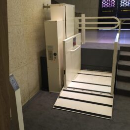 垂直式升降平台｜無障礙空間規劃｜輪椅輔具｜會爬樓梯的椅子｜鼎太金(02)2214-3341