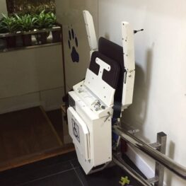 附掛式樓梯升降椅｜無障礙空間規劃｜家用電梯｜會爬樓梯的椅子｜鼎太金(02)2214-3341