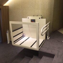 垂直式升降平台｜無障礙空間規劃｜輪椅輔具｜會爬樓梯的椅子｜鼎太金(02)2214-3341