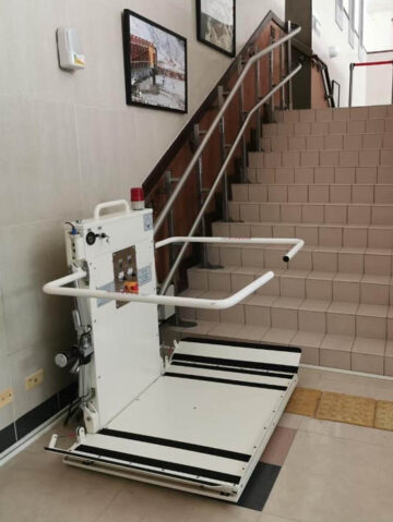 附掛式樓梯升降平台｜無障礙空間規劃｜輪椅輔具｜會爬樓梯的椅子｜鼎太金(02)2214-3341