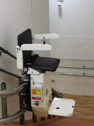 附掛式樓梯升降椅｜無障礙空間規劃｜輪椅輔具｜會爬樓梯的椅子｜鼎太金(02)2214-3341