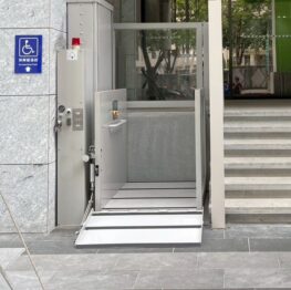 秀朗橋捷運站|無障礙設備|輪椅升降平台|樓梯升降平台|不用破壞樓梯|鼎太金無障礙設備專家