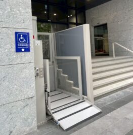 秀朗橋捷運站|無障礙設備|輪椅升降平台|樓梯升降平台|不用破壞樓梯|鼎太金無障礙設備專家