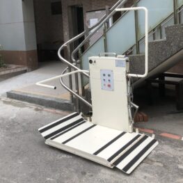 附掛式樓梯升降平台｜無障礙空間規劃｜輪椅輔具｜會爬樓梯的椅子｜鼎太金(02)2214-3341
