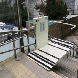 附掛式樓梯升降平台｜無障礙空間規劃｜輪椅輔具｜會爬樓梯的椅子｜鼎太金(02)2214-3341