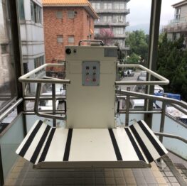 附掛式樓梯升降平台｜無障礙空間規劃｜輪椅輔具｜會爬樓梯的椅子｜鼎太金(02)2214-3341