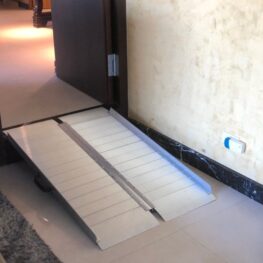 輪椅斜坡板｜無障礙空間規劃｜輪椅輔具｜會爬樓梯的椅子｜鼎太金(02)2214-3341