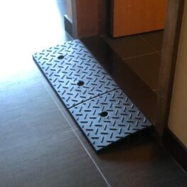 輪椅斜坡板｜無障礙空間規劃｜輪椅輔具｜會爬樓梯的椅子｜鼎太金(02)2214-3341