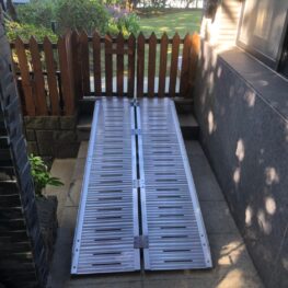 輪椅斜坡板｜無障礙空間規劃｜輪椅輔具｜會爬樓梯的椅子｜鼎太金(02)2214-3341