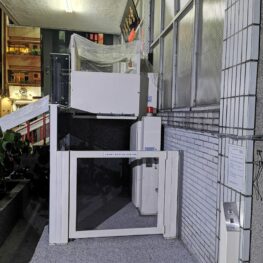 垂直式升降平台｜無障礙空間規劃｜輪椅輔具｜會爬樓梯的椅子｜鼎太金(02)2214-3341