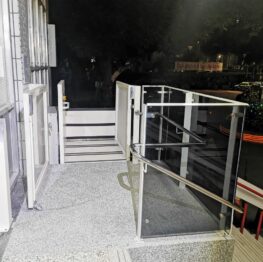 垂直式升降平台｜無障礙空間規劃｜輪椅輔具｜會爬樓梯的椅子｜鼎太金(02)2214-3341